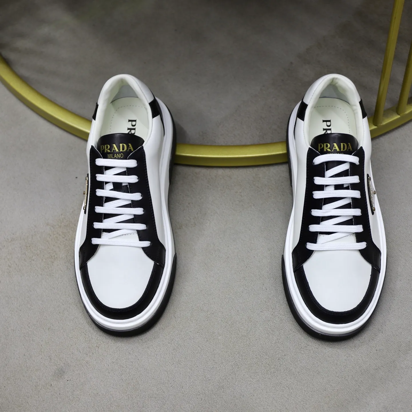 Factory price: 720💰Top original order Brand: PRADA (Prada) Standard code: Men's size 38/44 (45 can be customized) Grade: Same as the official website Material: Original cowhide stitching imported cowhide lining Original combination two-color wear-resistant soft outsole Style category: Leisure and sports version Young fashion European and American trend British style Color: Actual picture color
